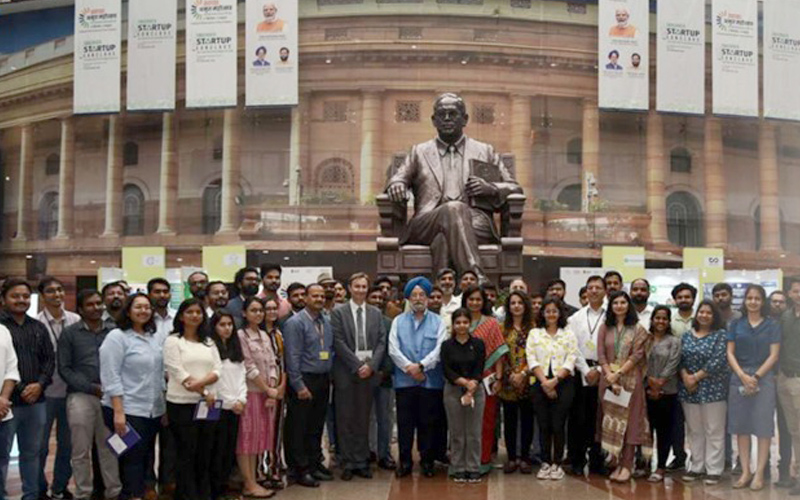Shri Hardeep Puri interacts with shortlisted startups of Swachhata Start up challenge